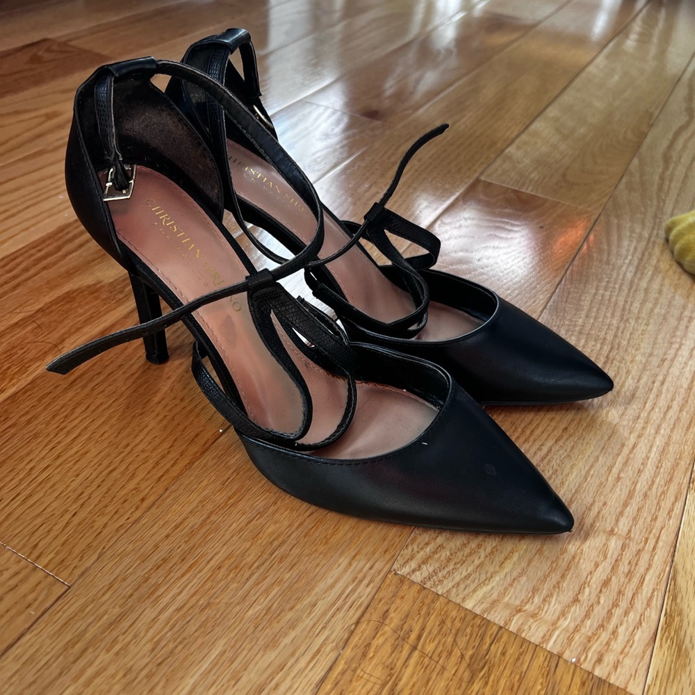 Black pumps